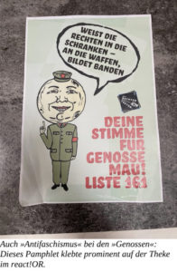 Ein Plakat mit einem cartoonhaften Charakter in Militär-Uniform, der auf einen Text zeigt. Der Text lautet: 'WEIST DIE RECHTEN IN DIE SCHRANKEN - AN DIE WAFFEN, BILDET BANDEN'. Unten steht: 'DEINE STIMME FÜR GENOSSE MAU! LISTE 161'.